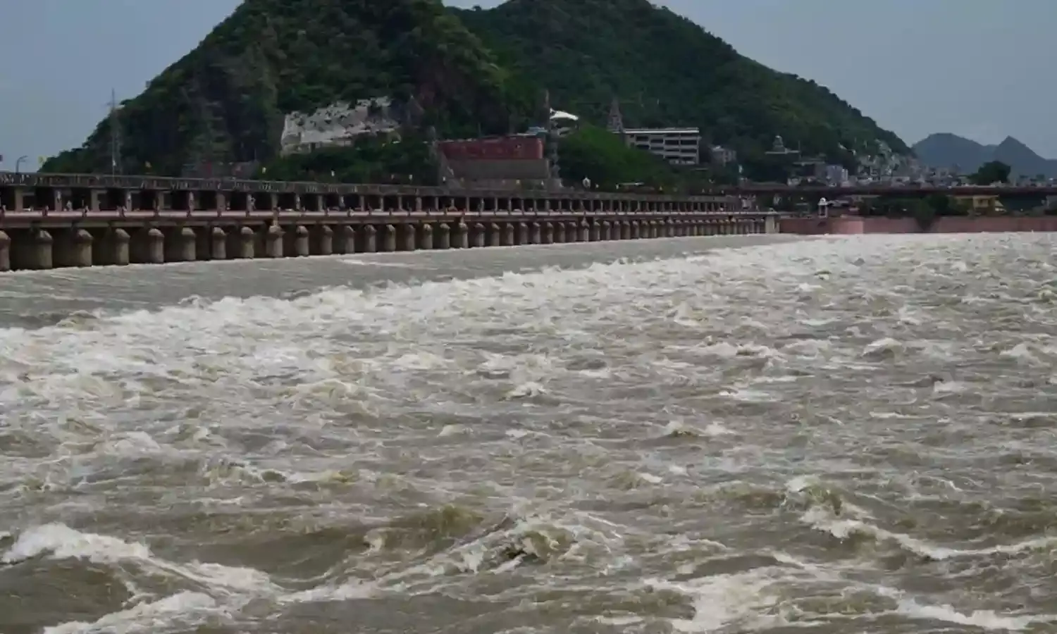 Krishna And Godavari Rivers : కృష్ణ, గోదావరి నదులకు మళ్లీ వరద ఉధృతి: దిగువ ప్రాంతాలకు హెచ్చరికలు Krishna And Godavari Rivers : కృష్ణ, గోదావరి నదులకు మళ్లీ వరద ఉధృతి: దిగువ ప్రాంతాలకు హెచ్చరికలు