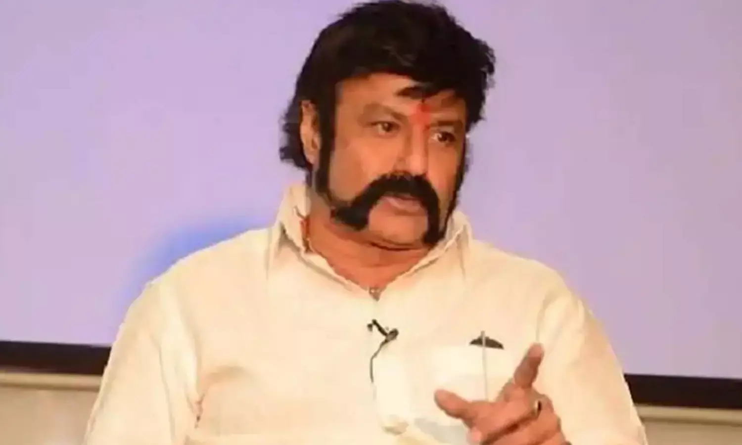 Nandamuri Balakrishna : టీడీఎల్పీ కార్యాలయంలో సందడి చేసిన బాలయ్య బాబు... సరదాగా వ్యాఖ్యలతో నవ్వులు.. Nandamuri Balakrishna : టీడీఎల్పీ కార్యాలయంలో సందడి చేసిన బాలయ్య బాబు... సరదాగా వ్యాఖ్యలతో నవ్వులు..