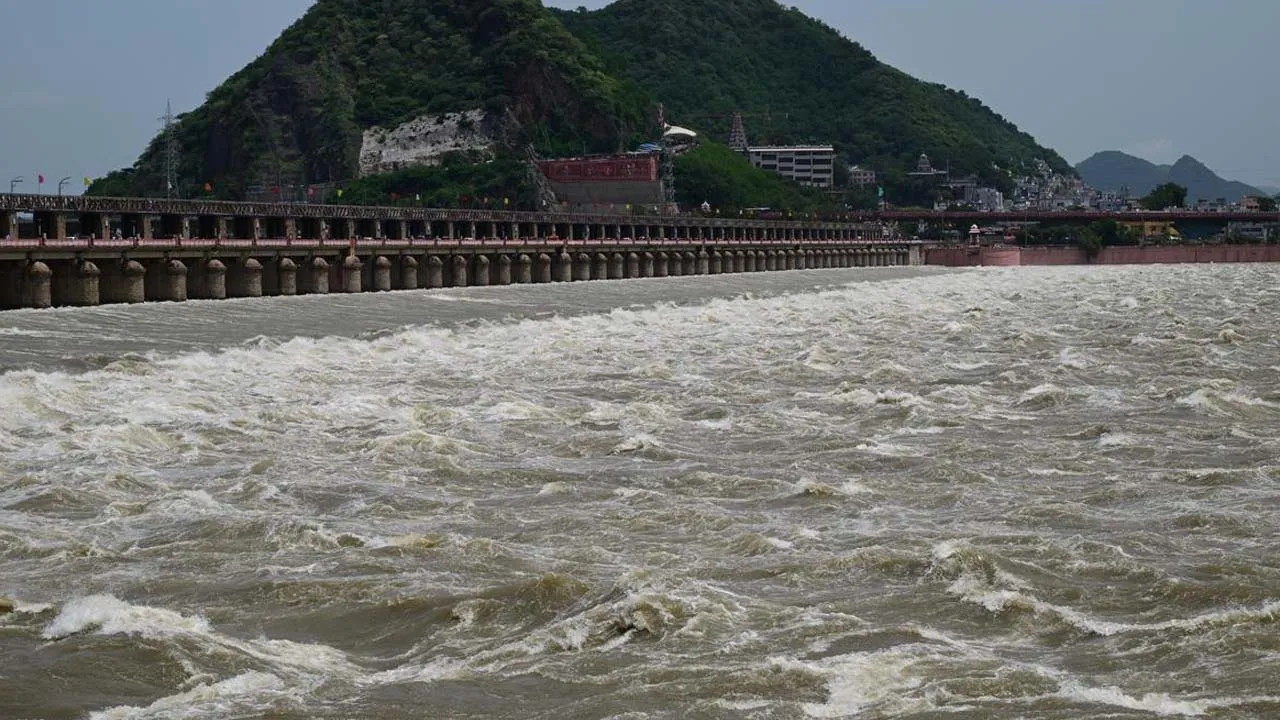 Krishna And Godavari Rivers : కృష్ణ, గోదావరి నదులకు మళ్లీ వరద ఉధృతి: దిగువ ప్రాంతాలకు హెచ్చరికలు Krishna And Godavari Rivers : కృష్ణ, గోదావరి నదులకు మళ్లీ వరద ఉధృతి: దిగువ ప్రాంతాలకు హెచ్చరికలు