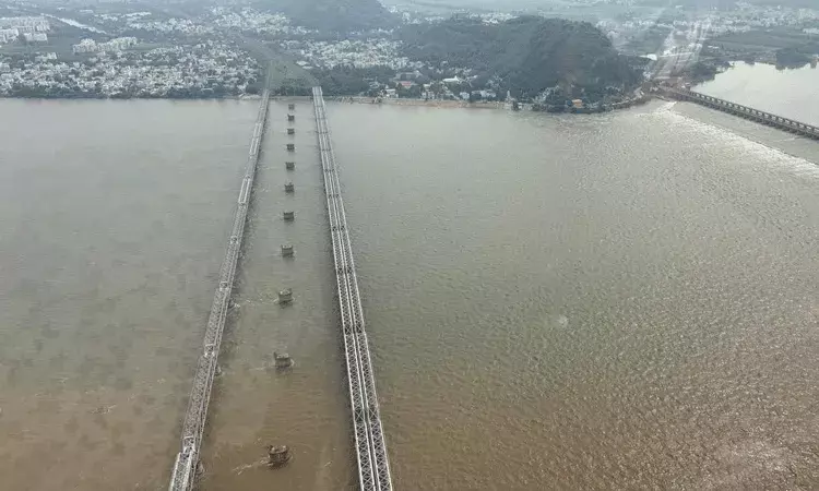 ప్రకాశం బ్యారేజీ వద్ద పెరుగుతున్న వరద ప్రవాహం.. మొదటి హెచ్చరిక జారీ