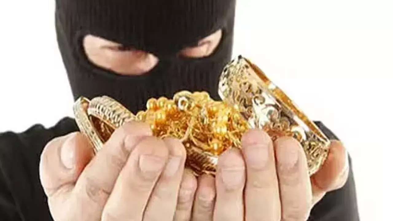 Crime : భారీ చోరీ .. 20 తులాల బంగారం మూడు కిలోల వెండి ఎత్తుకెళ్లిన దుండగులు. Crime : భారీ చోరీ .. 20 తులాల బంగారం మూడు కిలోల వెండి ఎత్తుకెళ్లిన దుండగులు.