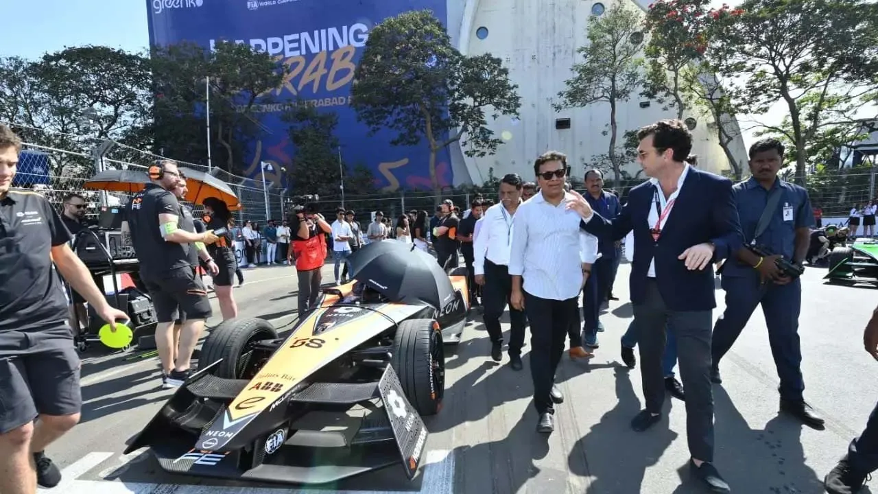 E car Race : ఫార్ములా ఈ-కార్ రేస్ కేసులో కీలక పరిణామం: పలువురు అధికారుల పై చర్యలకు విజిలెన్స్ సిఫార్సు E car Race : ఫార్ములా ఈ-కార్ రేస్ కేసులో కీలక పరిణామం: పలువురు అధికారుల పై చర్యలకు విజిలెన్స్ సిఫార్సు