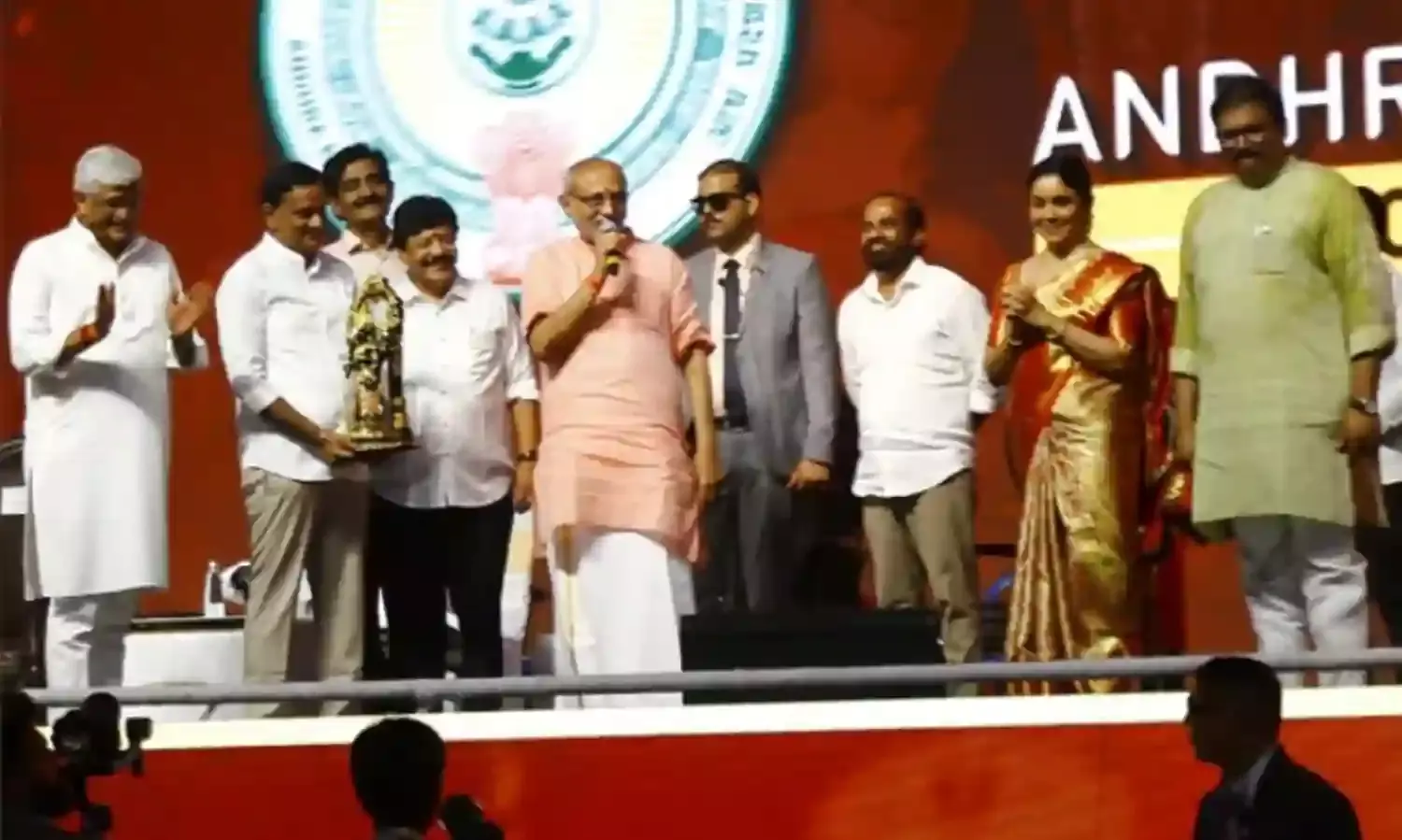 VJA UTSAV: విజయవాడ ఉత్సవ్లో ఉప రాష్ట్రపతి VJA UTSAV: విజయవాడ ఉత్సవ్లో ఉప రాష్ట్రపతి