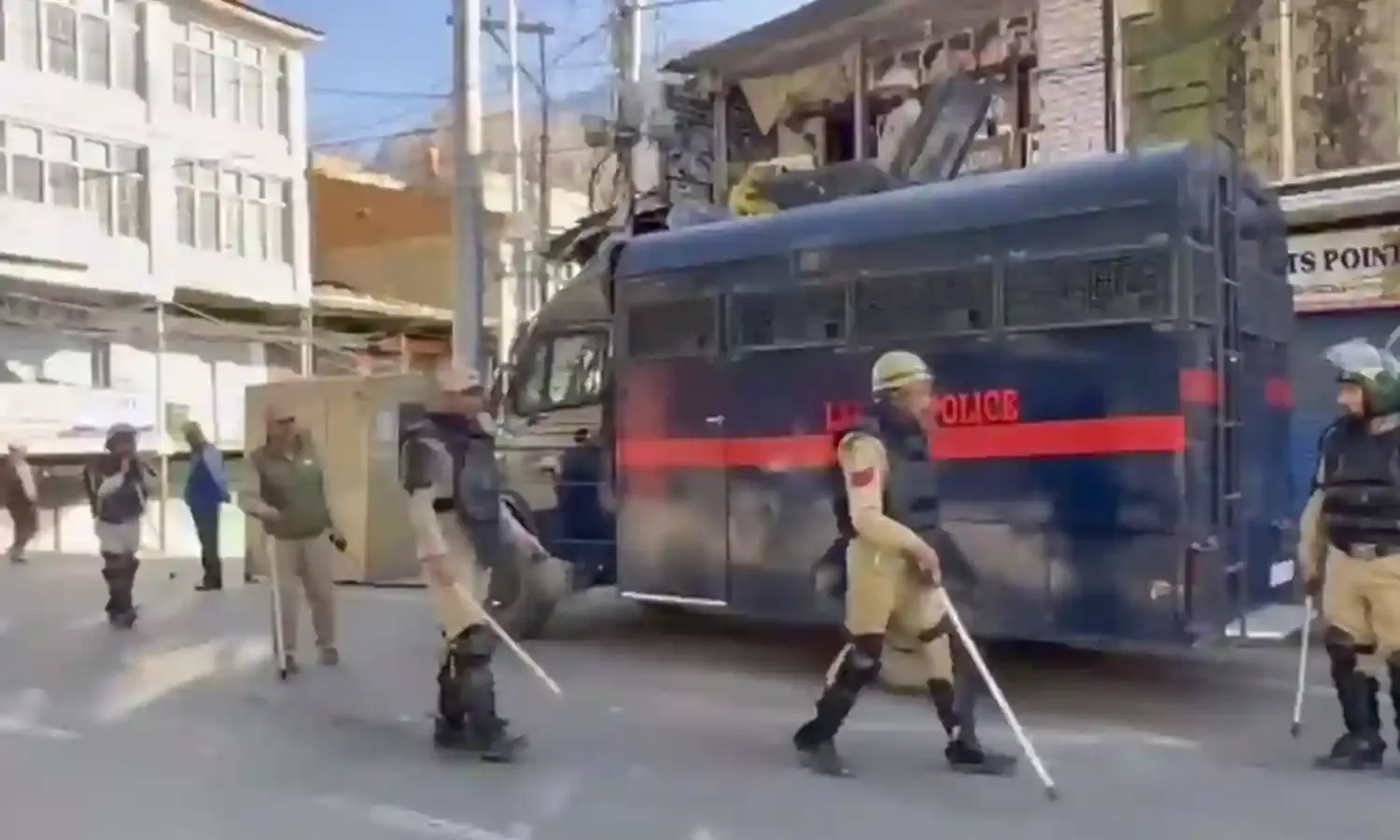 Ladakh : లడఖ్లో హింసాత్మక నిరసనలు.. 50 మంది అరెస్టు Ladakh : లడఖ్లో హింసాత్మక నిరసనలు.. 50 మంది అరెస్టు