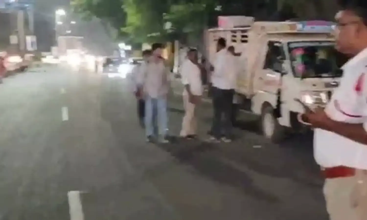 Secunderabad : మహంకాళి ట్రాఫిక్ పోలీసులపై కార్మికుల దాడి Secunderabad : మహంకాళి ట్రాఫిక్ పోలీసులపై కార్మికుల దాడి