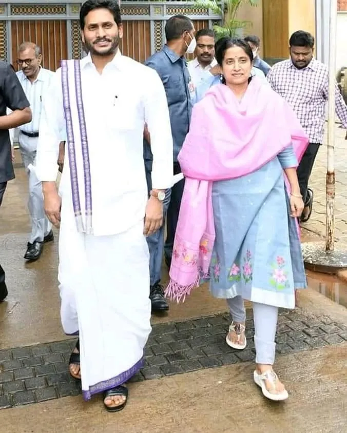 YS BHARATHI: వైసీపీలో కీలక రోల్ పోషించేందుకు వైఎస్ భారతీ సిద్ధం.! YS BHARATHI: వైసీపీలో కీలక రోల్ పోషించేందుకు వైఎస్ భారతీ సిద్ధం.!