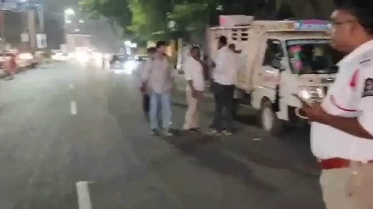 Secunderabad : మహంకాళి ట్రాఫిక్ పోలీసులపై కార్మికుల దాడి