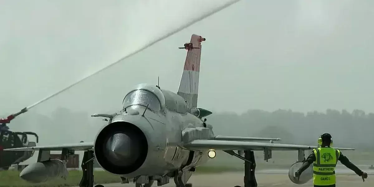 MiG 21 Retirement: ఆకాశంలో ముగిసిన మిగ్-21 శకం.. 62 ఏళ్ల సేవకు ఘన వీడ్కోలు MiG 21 Retirement: ఆకాశంలో ముగిసిన మిగ్-21 శకం.. 62 ఏళ్ల సేవకు ఘన వీడ్కోలు