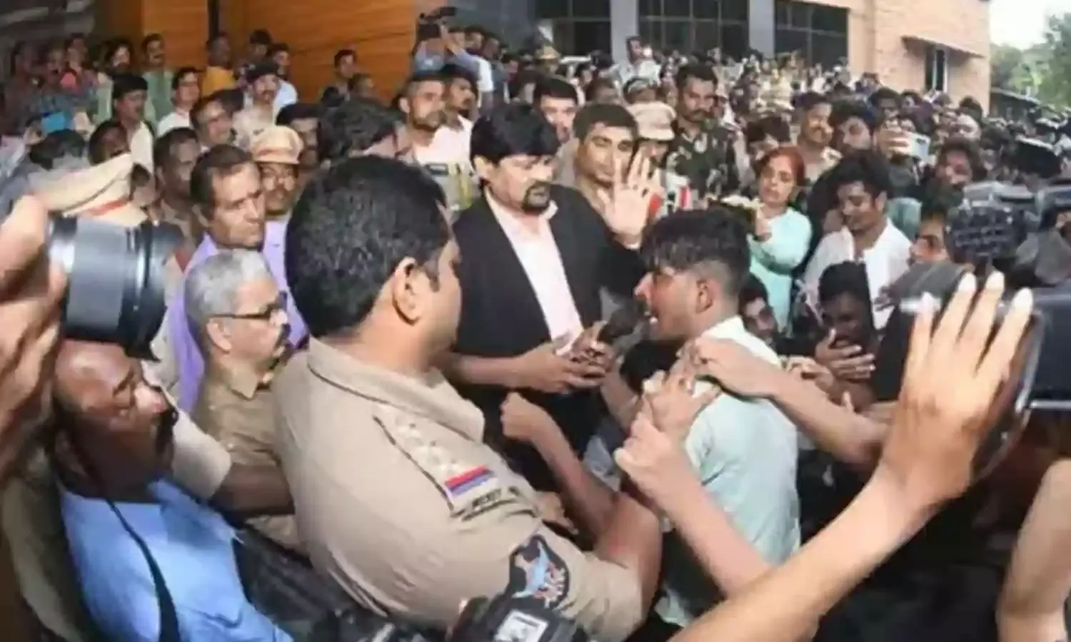 AU: శాంతించిన ఏయూ విద్యార్థులు..ఆందోళన విరమణ AU: శాంతించిన ఏయూ విద్యార్థులు..ఆందోళన విరమణ