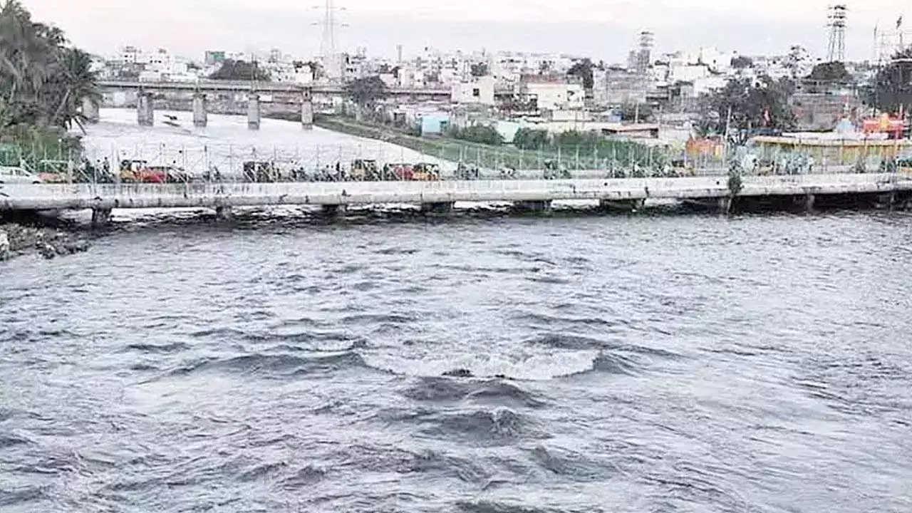 Musi  : మూసారాంబాగ్ వద్ద మూసీ ప్రవాహం Musi  : మూసారాంబాగ్ వద్ద మూసీ ప్రవాహం