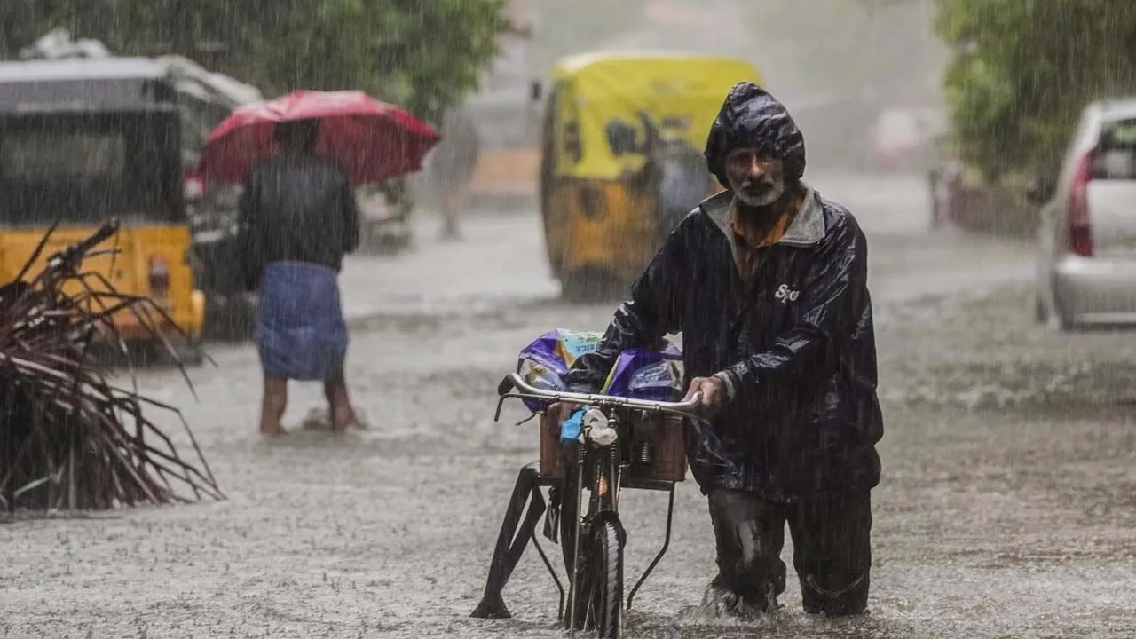 Heavy Rain Alert : తీరం దాటిన వాయుగుండం.. తెలుగు రాష్ట్రాల్లో భారీ వర్షం.. Heavy Rain Alert : తీరం దాటిన వాయుగుండం.. తెలుగు రాష్ట్రాల్లో భారీ వర్షం..