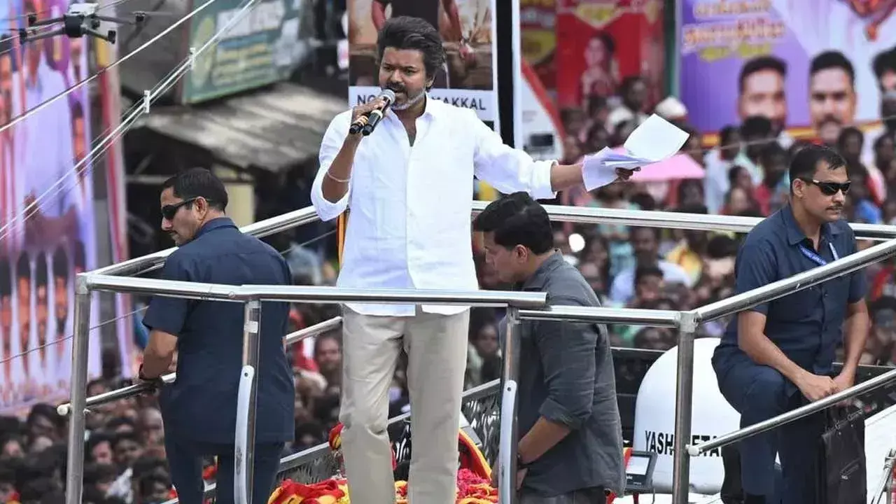 TVK Chief Vijay: కరూర్ విషాదం.. ఎక్స్గ్రేషియా ప్రకటించిన టీవీకే చీఫ్ విజయ్.. TVK Chief Vijay: కరూర్ విషాదం.. ఎక్స్గ్రేషియా ప్రకటించిన టీవీకే చీఫ్ విజయ్..