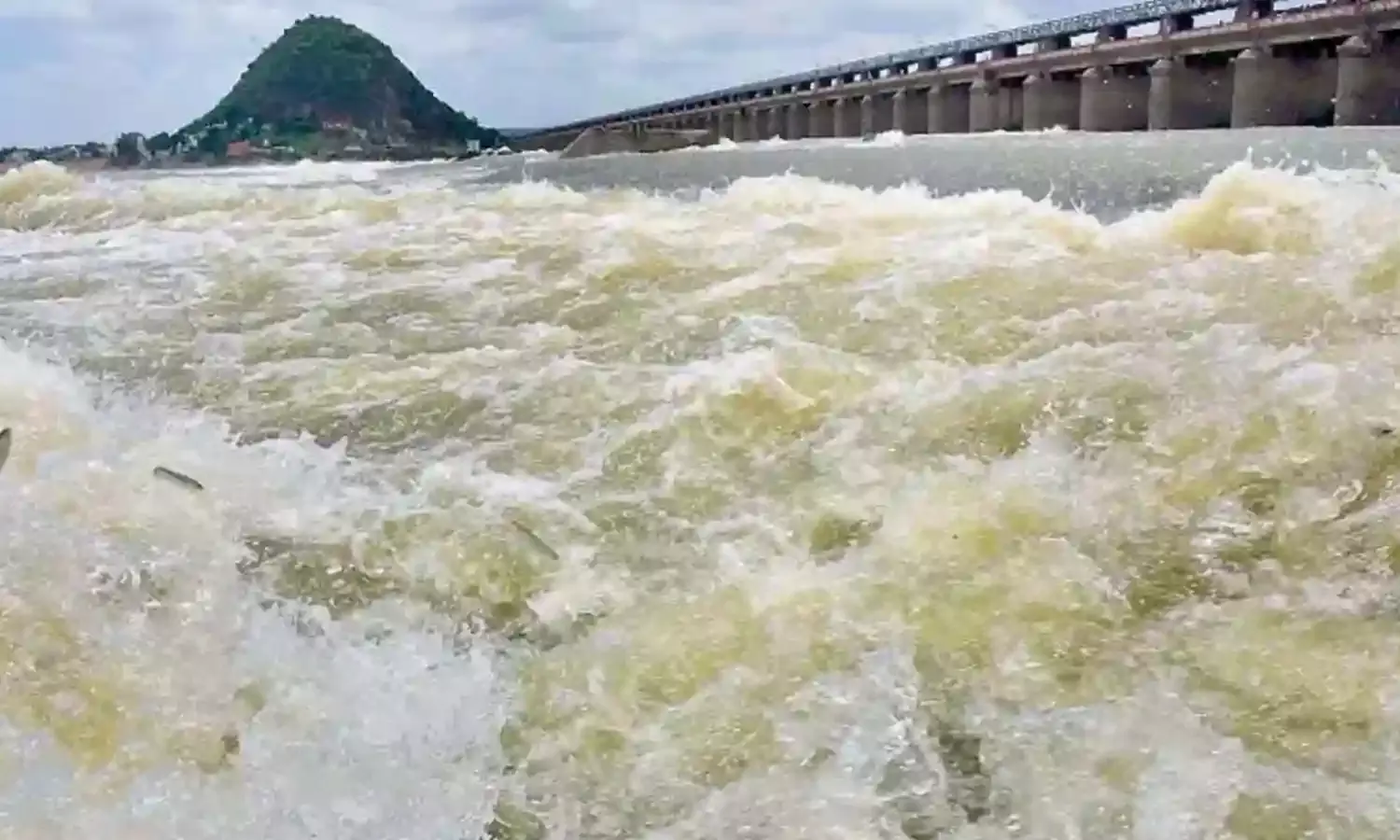 Prakasam Barrage : ప్రకాశం బ్యారేజీకి భారీ వరద..69 గేట్లు ఎత్తివేత.. రెండో ప్రమాద హెచ్చరిక Prakasam Barrage : ప్రకాశం బ్యారేజీకి భారీ వరద..69 గేట్లు ఎత్తివేత.. రెండో ప్రమాద హెచ్చరిక
