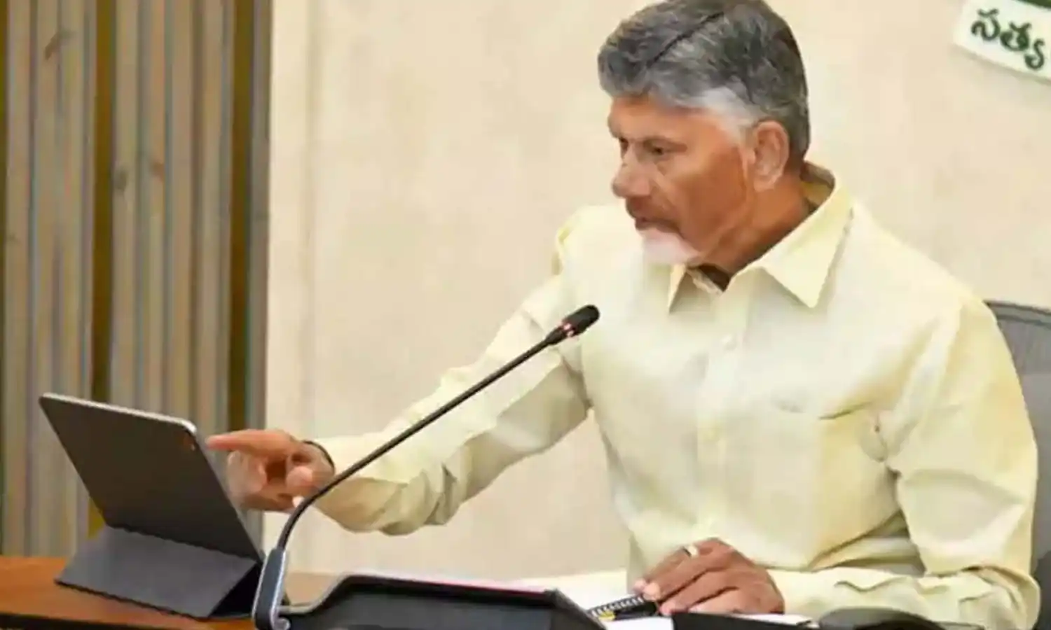 Chandrababu Naidu : వరద నిర్వహణపై సీఎం చంద్రబాబు సమీక్ష.. రియల్టైమ్ అంచనాలతో రిజర్వాయర్లు నింపాలని ఆదేశం Chandrababu Naidu : వరద నిర్వహణపై సీఎం చంద్రబాబు సమీక్ష.. రియల్టైమ్ అంచనాలతో రిజర్వాయర్లు నింపాలని ఆదేశం