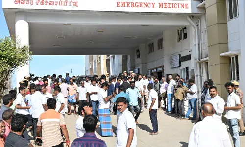 Karur Stampede: కరూర్ తొక్కిసలాట ఘటన.. 41కి చేరిన మృతుల సంఖ్య Karur Stampede: కరూర్ తొక్కిసలాట ఘటన.. 41కి చేరిన మృతుల సంఖ్య