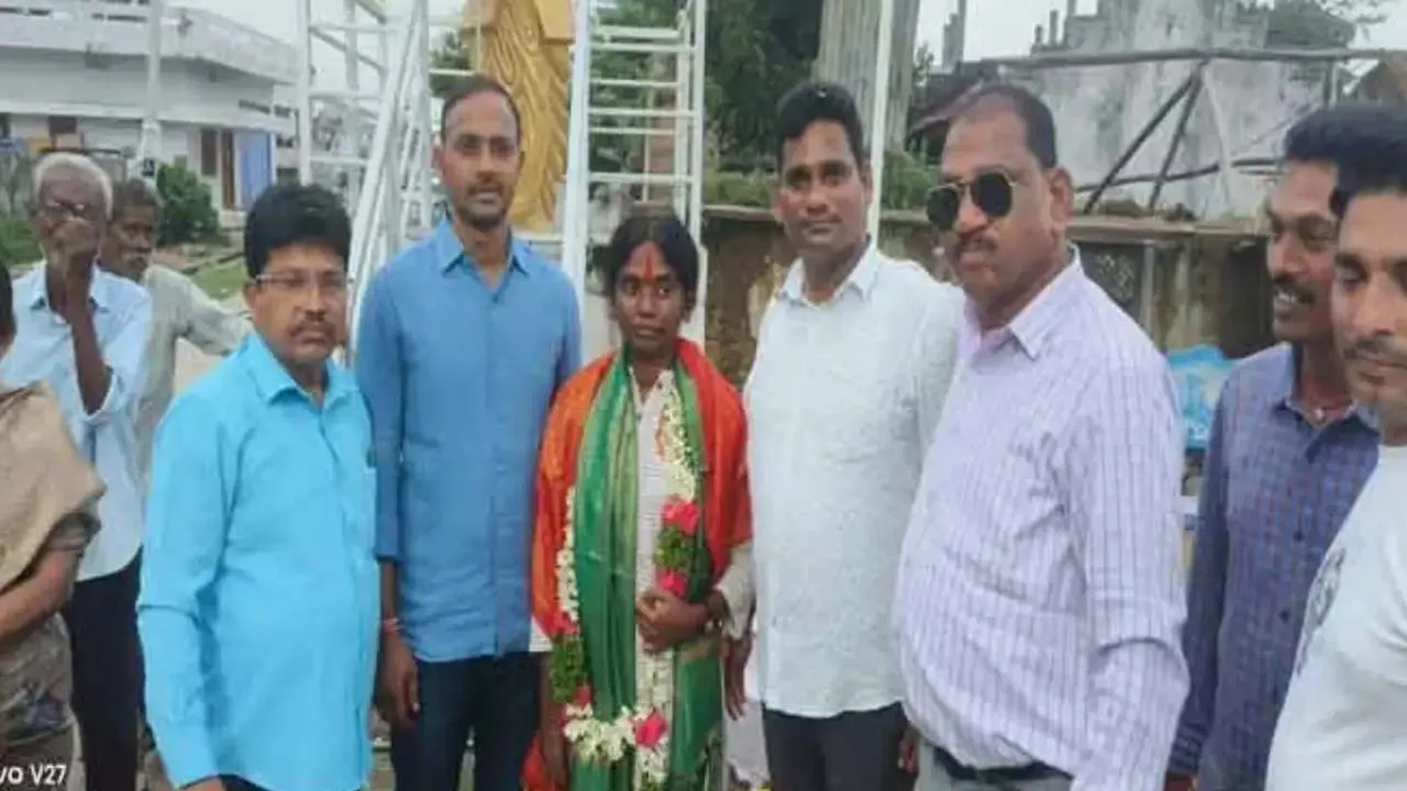 Group-1 : గ్రూప్-1లో డీఎస్పీ కొలువు సాధించిన మహేశ్వరికి సన్మానం Group-1 : గ్రూప్-1లో డీఎస్పీ కొలువు సాధించిన మహేశ్వరికి సన్మానం