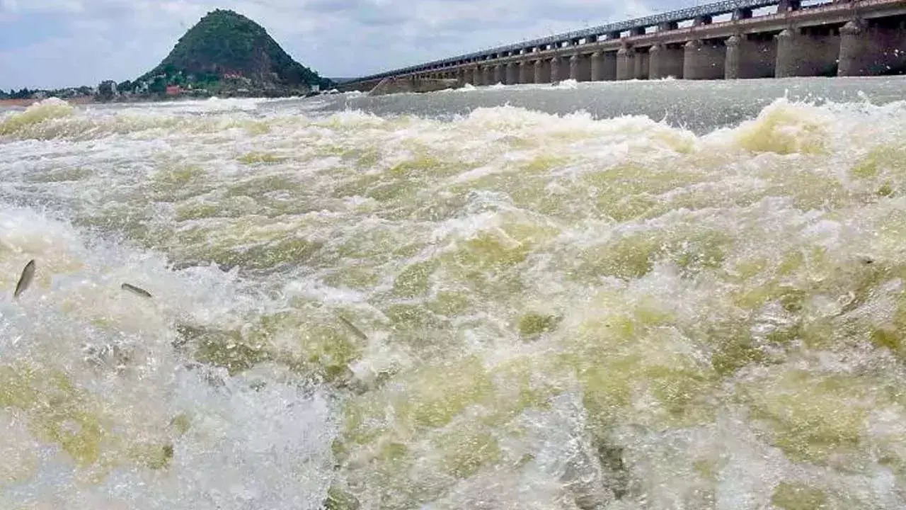 Prakasam Barrage : ప్రకాశం బ్యారేజీకి భారీ వరద..69 గేట్లు ఎత్తివేత.. రెండో ప్రమాద హెచ్చరిక Prakasam Barrage : ప్రకాశం బ్యారేజీకి భారీ వరద..69 గేట్లు ఎత్తివేత.. రెండో ప్రమాద హెచ్చరిక