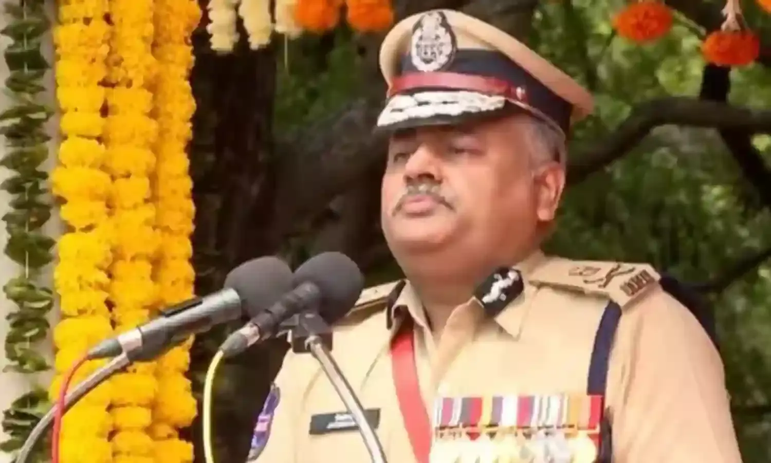 DGP: కంటతడి పెట్టిన తెలంగాణ డీజీపీ DGP: కంటతడి పెట్టిన తెలంగాణ డీజీపీ