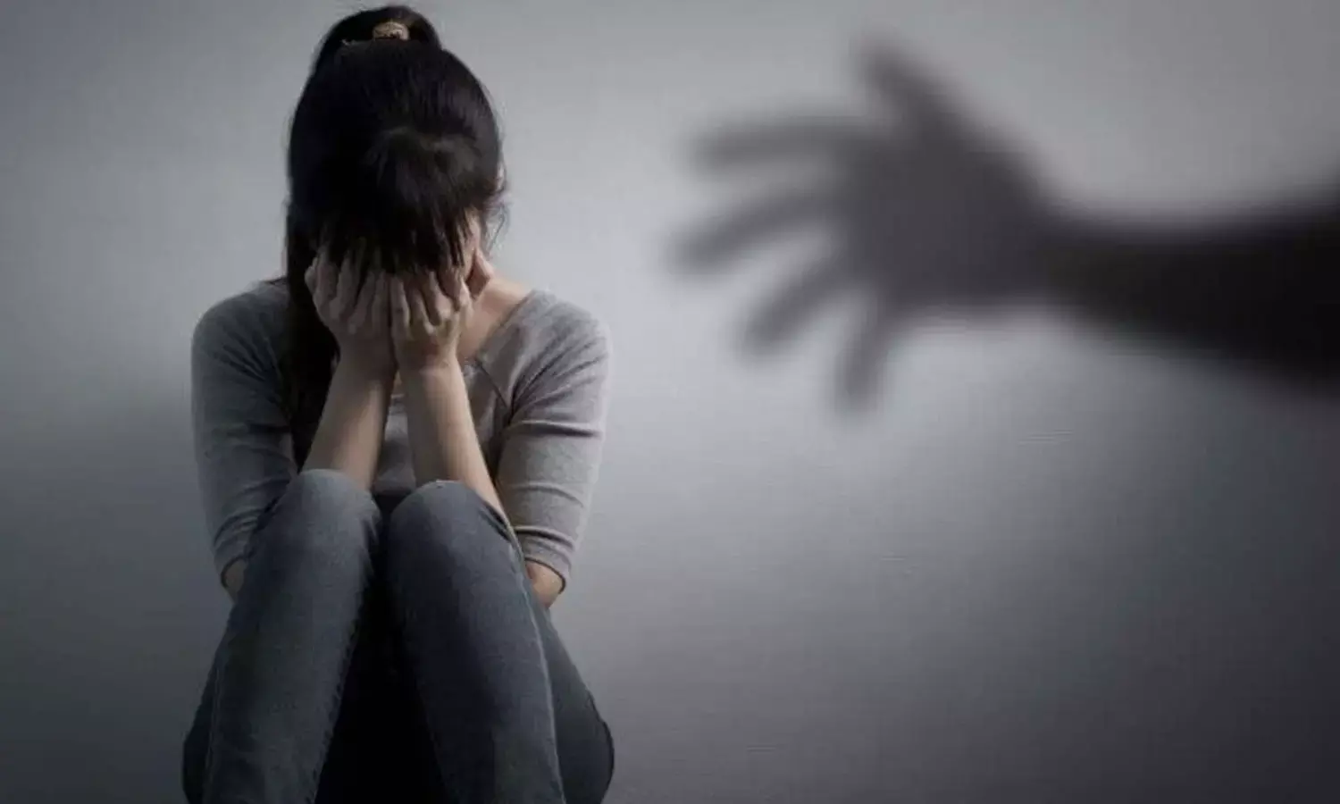 Crime : కూతురు పై తండ్రి అఘాయిత్యం...విశాఖ పోక్సో కోర్టు సంచలన తీర్పు.. Crime : కూతురు పై తండ్రి అఘాయిత్యం...విశాఖ పోక్సో కోర్టు సంచలన తీర్పు..