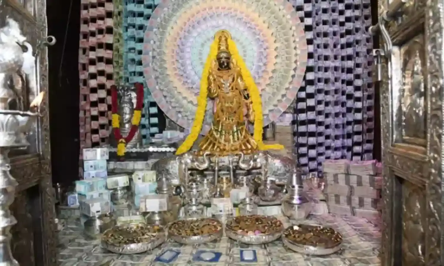 Visakhapatnam : వారెవ్వా.. 7 కేజీల బంగారం.. రూ.5 కోట్ల కరెన్సీతో అమ్మవారిక అలంకరణ Visakhapatnam : వారెవ్వా.. 7 కేజీల బంగారం.. రూ.5 కోట్ల కరెన్సీతో అమ్మవారిక అలంకరణ