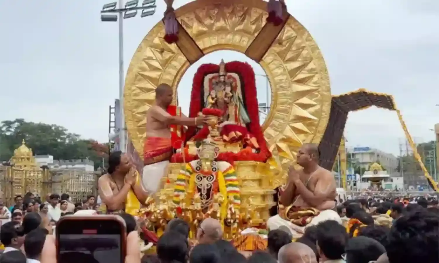 TTD : తిరుమలలో బ్రహ్మోత్సవ వైభవం.. సూర్యప్రభ వాహనంపై శ్రీవారి అభయ ప్రదానం TTD : తిరుమలలో బ్రహ్మోత్సవ వైభవం.. సూర్యప్రభ వాహనంపై శ్రీవారి అభయ ప్రదానం