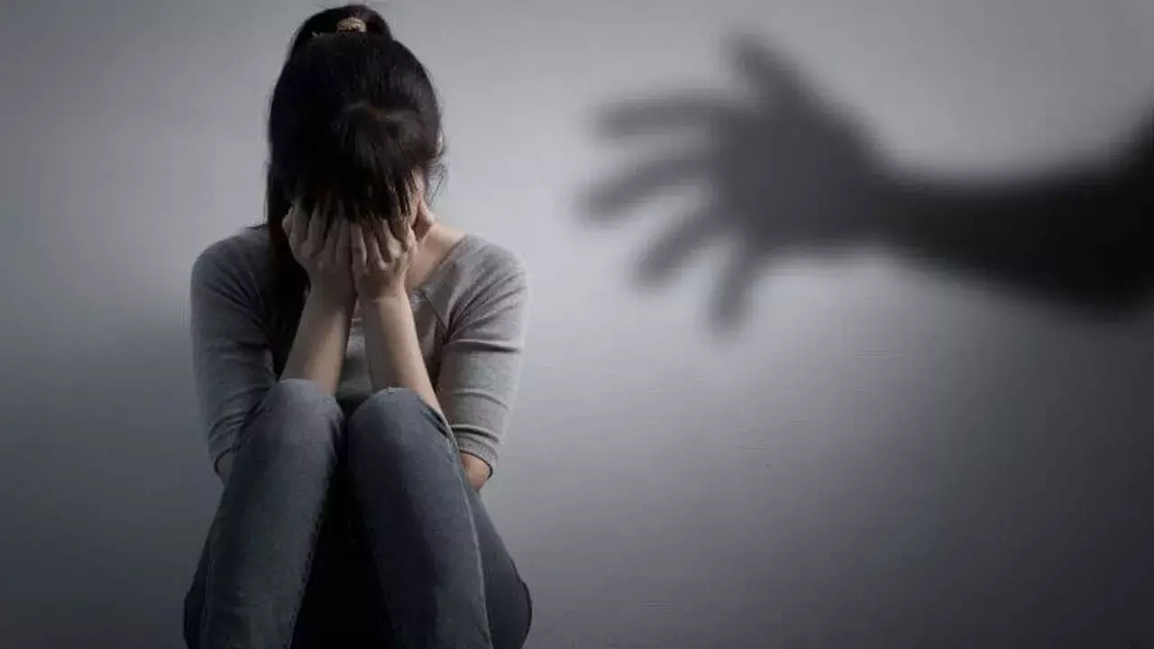 Crime : విజయవాడలో దారుణం..మైనర్ బాలికపై బాబాయ్ అత్యాచారం Crime : విజయవాడలో దారుణం..మైనర్ బాలికపై బాబాయ్ అత్యాచారం