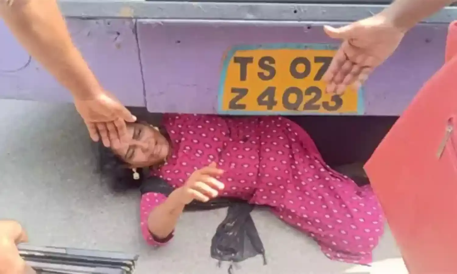 Viral : ఆధార్ అడిగినందుకు.. బస్సు కింద పడుకొని మహిళ హల్చల్.. Viral : ఆధార్ అడిగినందుకు.. బస్సు కింద పడుకొని మహిళ హల్చల్..