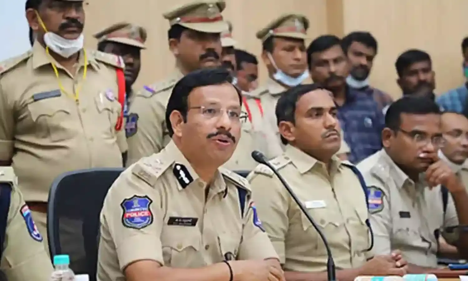 Sajjanar : ఆడపిల్లల జోలికొస్తే తాట తీస్తా.. సీపీ సజ్జనార్ మాస్ వార్నింగ్ Sajjanar : ఆడపిల్లల జోలికొస్తే తాట తీస్తా.. సీపీ సజ్జనార్ మాస్ వార్నింగ్