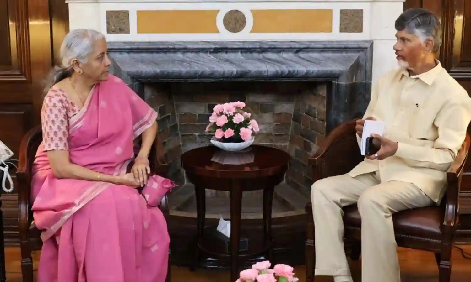 Chandrababu Naidu : నిర్మలా సీతారామన్తో ఏపీ సీఎం చంద్రబాబు భేటీ.. వాటిపై చర్చ Chandrababu Naidu : నిర్మలా సీతారామన్తో ఏపీ సీఎం చంద్రబాబు భేటీ.. వాటిపై చర్చ