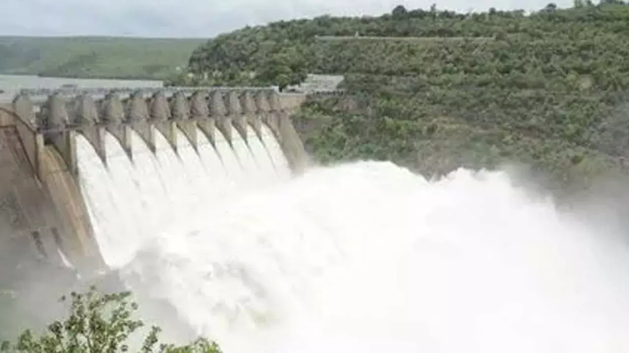Srisailam Reservoir : నిండుకుండలా శ్రీశైలం జలాశయం...10 గేట్లు ఎత్తి నీటి విడుదల...