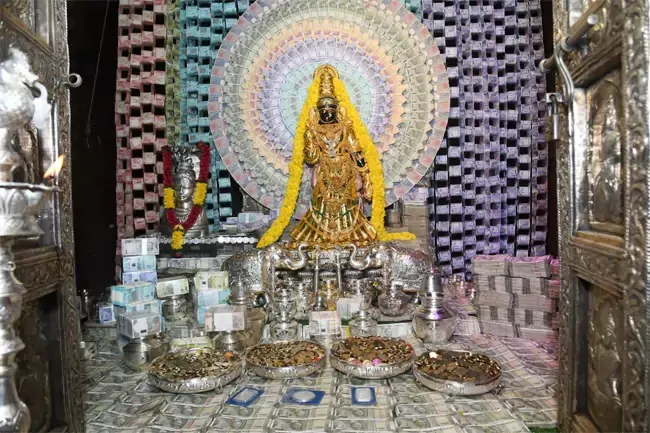 Visakhapatnam : వారెవ్వా.. 7 కేజీల బంగారం.. రూ.5 కోట్ల కరెన్సీతో అమ్మవారిక అలంకరణ Visakhapatnam : వారెవ్వా.. 7 కేజీల బంగారం.. రూ.5 కోట్ల కరెన్సీతో అమ్మవారిక అలంకరణ