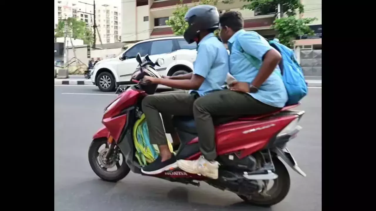 Vangalapudi Anitha : రోడ్డుపై స్పీడ్‌గా స్కూటీ నడుపుతున్న మైనర్లు.. హోంమంత్రి అనిత ఏం చేసిందంటే..?