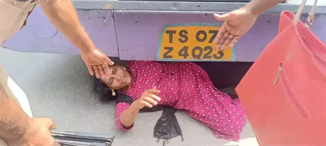 Viral : ఆధార్ అడిగినందుకు.. బస్సు కింద పడుకొని మహిళ హల్‌చల్..