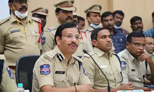 Sajjanar : ఆడపిల్లల జోలికొస్తే తాట తీస్తా.. సీపీ సజ్జనార్ మాస్ వార్నింగ్ Sajjanar : ఆడపిల్లల జోలికొస్తే తాట తీస్తా.. సీపీ సజ్జనార్ మాస్ వార్నింగ్