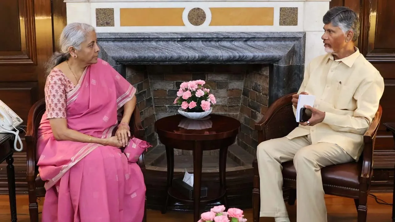 Chandrababu Naidu : నిర్మలా సీతారామన్తో ఏపీ సీఎం చంద్రబాబు భేటీ.. వాటిపై చర్చ Chandrababu Naidu : నిర్మలా సీతారామన్తో ఏపీ సీఎం చంద్రబాబు భేటీ.. వాటిపై చర్చ