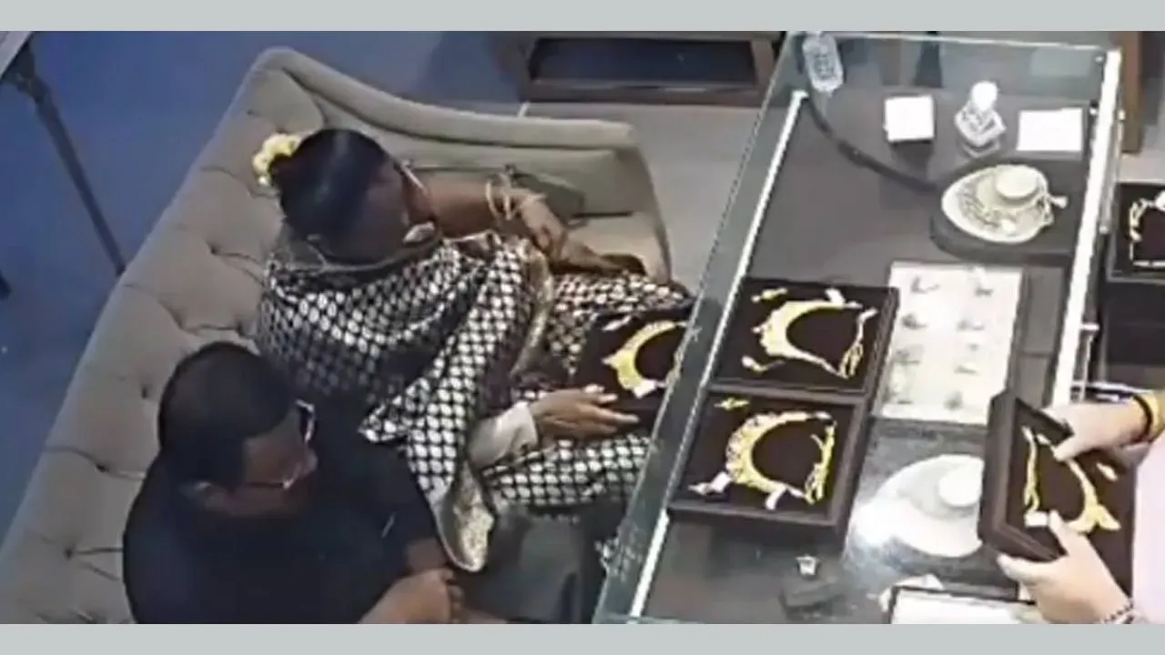 Jewellery Shop: రూ. 6 లక్షలు విలువ చేసే నెక్లెస్ ను కొట్టేసిన మహిళ Jewellery Shop: రూ. 6 లక్షలు విలువ చేసే నెక్లెస్ ను కొట్టేసిన మహిళ