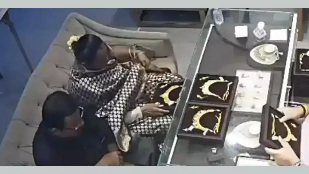 Jewellery Shop: రూ. 6 లక్షలు విలువ చేసే నెక్లెస్ ను కొట్టేసిన మహిళ Jewellery Shop: రూ. 6 లక్షలు విలువ చేసే నెక్లెస్ ను కొట్టేసిన మహిళ