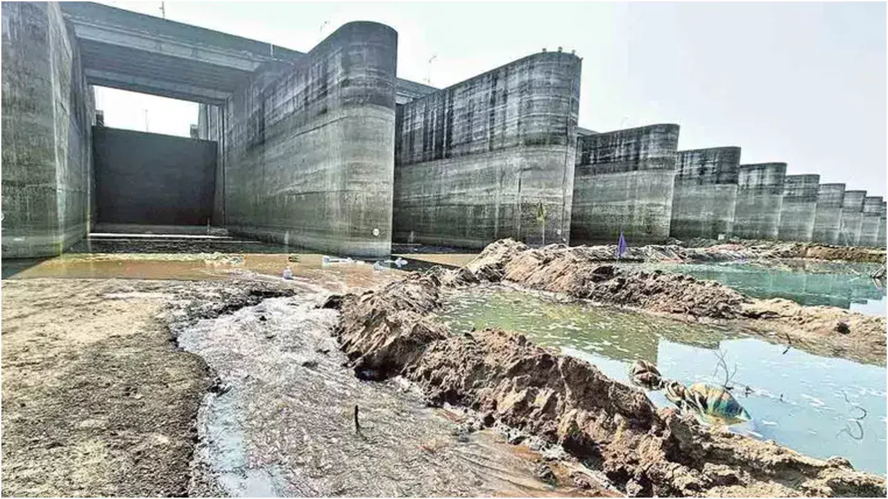 KALESHWARAM: కాళేశ్వరంపై సర్కార్ సంచలన నిర్ణయం KALESHWARAM: కాళేశ్వరంపై సర్కార్ సంచలన నిర్ణయం