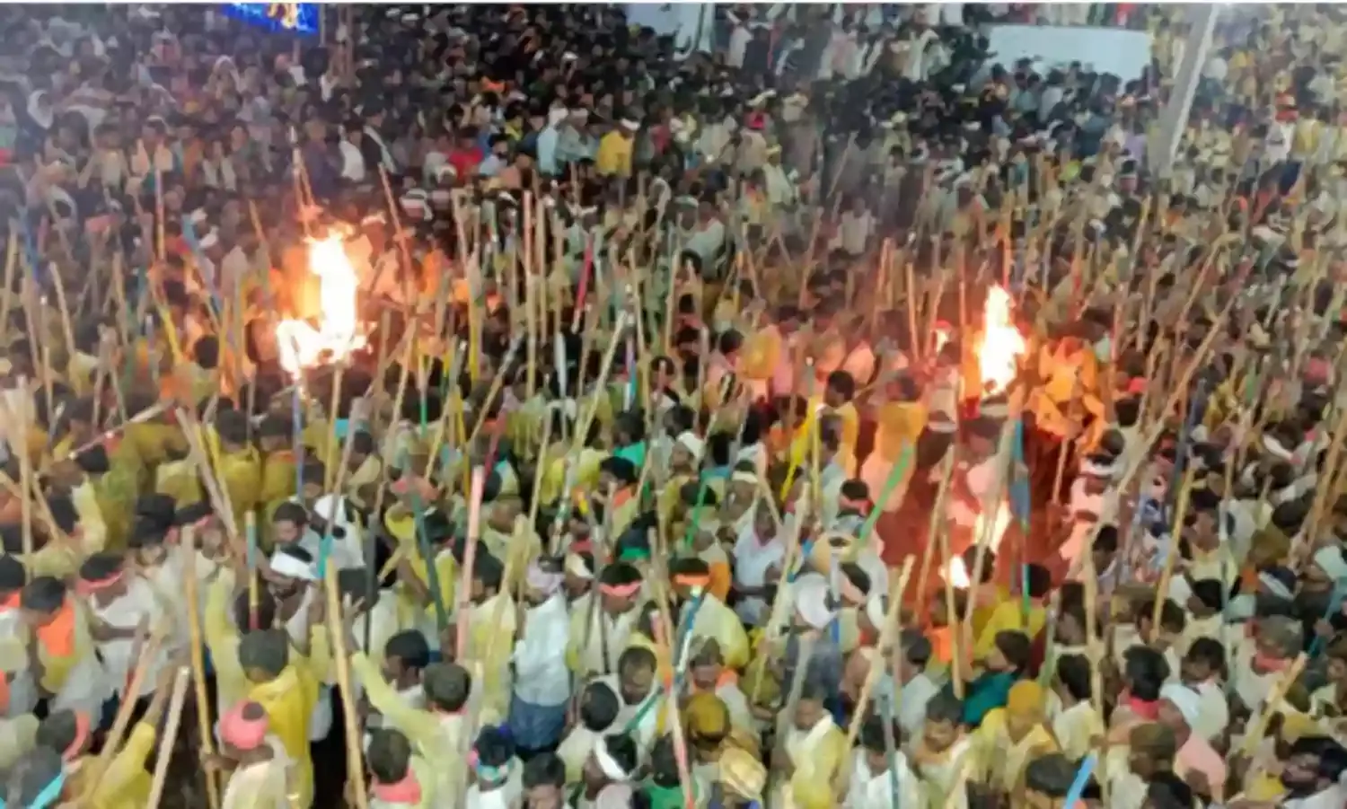 Devaragattu Banni Utsavam: దేవరగట్టు కర్రల సమరంలో రక్తపుటేరులు Devaragattu Banni Utsavam: దేవరగట్టు కర్రల సమరంలో రక్తపుటేరులు