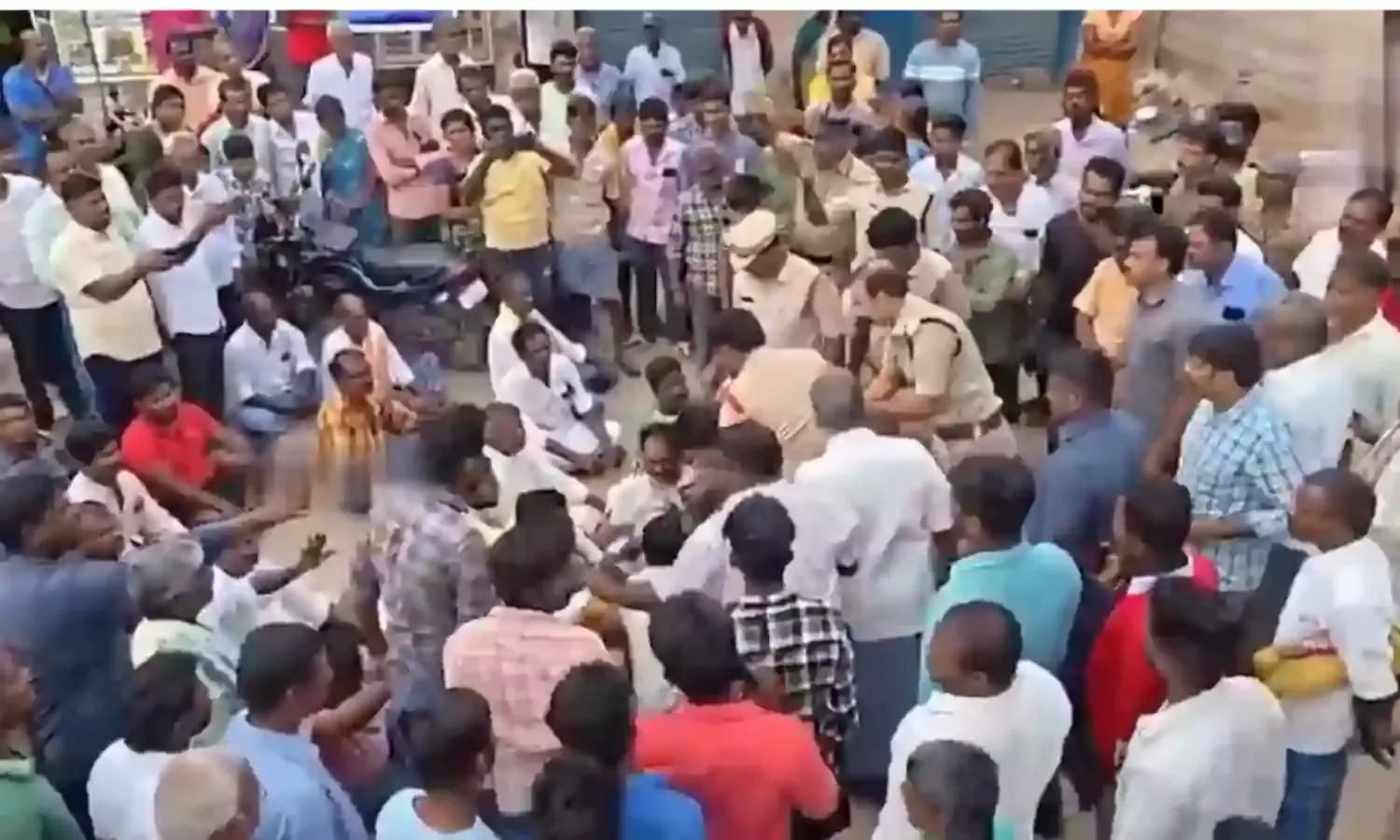 CM: అంబేద్కర్ విగ్రహానికి నిప్పు.. సీఎం సీరియస్ CM: అంబేద్కర్ విగ్రహానికి నిప్పు.. సీఎం సీరియస్