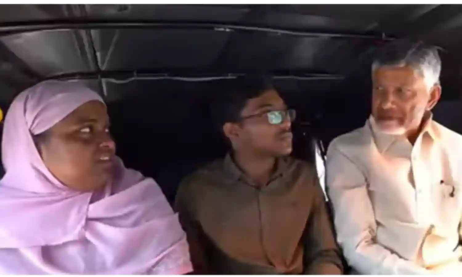 AP: ఆటోలో ప్రయాణించిన చంద్రబాబు, లోకేశ్ AP: ఆటోలో ప్రయాణించిన చంద్రబాబు, లోకేశ్