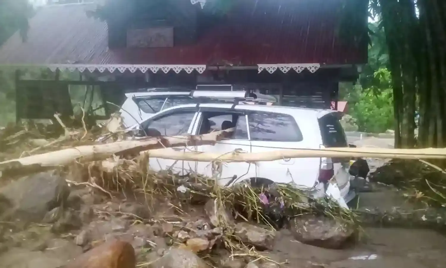 Rain in Bengal: డార్జిలింగ్లో వరుణ బీభత్సం.. 17కు చేరిన మృతుల సంఖ్య Rain in Bengal: డార్జిలింగ్లో వరుణ బీభత్సం.. 17కు చేరిన మృతుల సంఖ్య