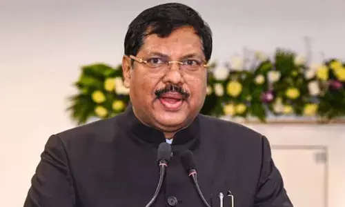 సుప్రీంకోర్టులో ఊహించని పరిణామం.. చీఫ్ జస్టిస్ పై షూ విసిరేందుకు ప్రయత్నించిన న్యాయవాది