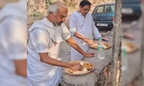ఆధ్యాత్మిక విహారయాత్రలో సూపర్ స్టార్.. రోడ్డుపక్కన భోజనం చేస్తున్న రజనీకాంత్