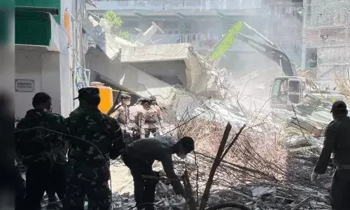 Indonesia: పాఠశాల భవనం కూలి 49 మంది మృతి.. శిధిలాల కింద చిక్కుకున్న14 మంది విద్యార్థులు Indonesia: పాఠశాల భవనం కూలి 49 మంది మృతి.. శిధిలాల కింద చిక్కుకున్న14 మంది విద్యార్థులు