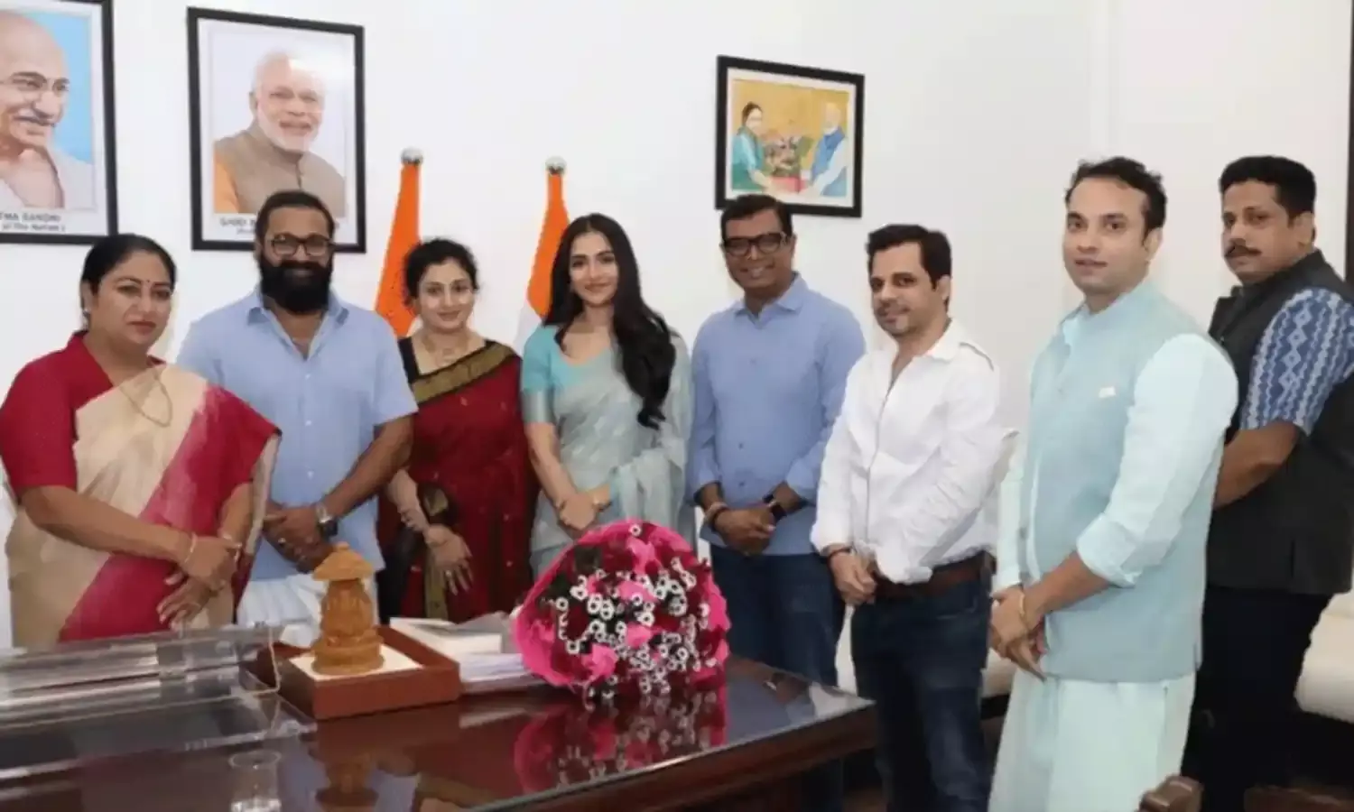 దేశ సాంస్కృతిక వారసత్వాన్ని గౌరవించిన రిషబ్ శెట్టి..కాంతారా చాప్టర్ 1 టీమ్ ను ప్రశంసించిన ఢిల్లీ సీఎం దేశ సాంస్కృతిక వారసత్వాన్ని గౌరవించిన రిషబ్ శెట్టి..కాంతారా చాప్టర్ 1 టీమ్ ను ప్రశంసించిన ఢిల్లీ సీఎం