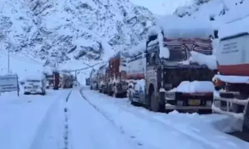 మనాలి-లేహ్ హైవేపై భారీగా కురుస్తున్న మంచు.. నిలిచిపోయిన వాహనాలు..