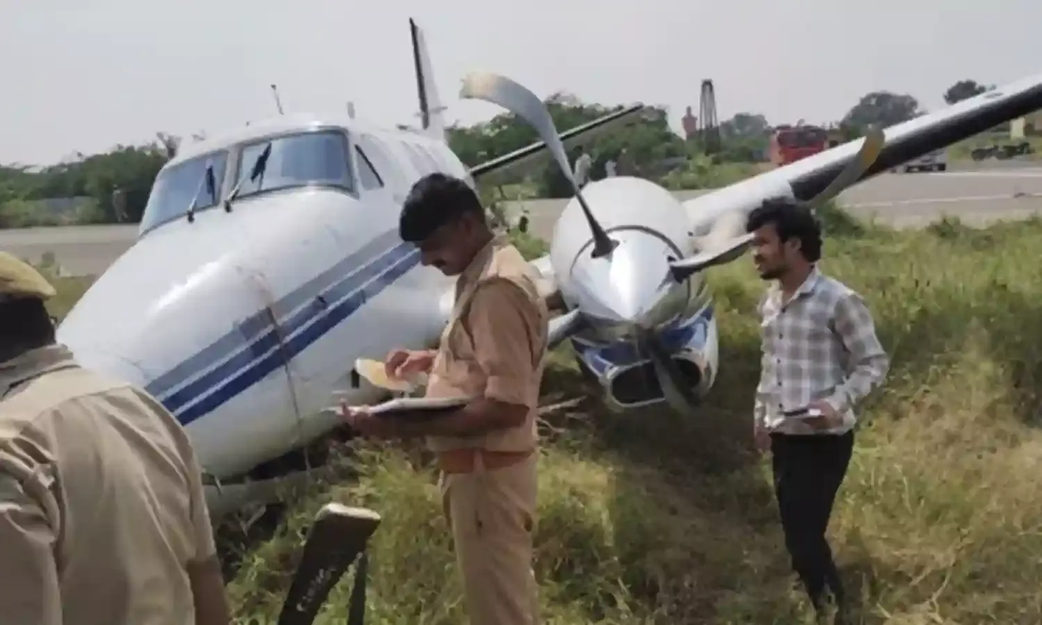 UP: టేకాఫ్ సమయంలో కూలిన ప్రైవేట్ విమానం.. ప్రయాణీకులు సురక్షితం UP: టేకాఫ్ సమయంలో కూలిన ప్రైవేట్ విమానం.. ప్రయాణీకులు సురక్షితం