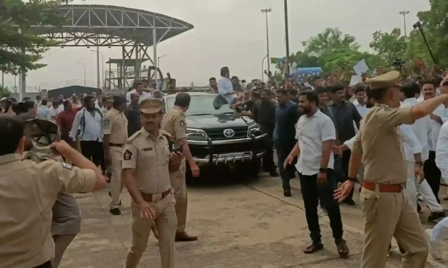Jagan : పోలీసుల పైకి దూసుకెళ్లిన జగన్ కాన్వాయ్.. చెప్పినా వినరా..! Jagan : పోలీసుల పైకి దూసుకెళ్లిన జగన్ కాన్వాయ్.. చెప్పినా వినరా..!