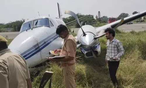 UP: టేకాఫ్ సమయంలో కూలిన ప్రైవేట్ విమానం.. ప్రయాణీకులు సురక్షితం